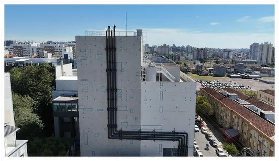 Vista aérea da fachada com marcações em azul sobre as áreas de revestimento oco