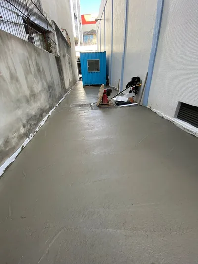 Piso em concreto polido executado na Casa de Bombas 18 do DMAE — foto 1 de 5