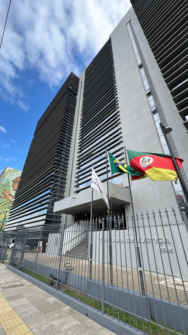 Fachada do Tribunal de Justiça do Rio Grande do Sul durante a lavagem técnica