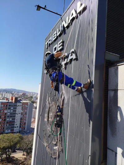 Fachada do Tribunal de Justiça do Rio Grande do Sul durante a lavagem técnica — foto 4 de 21