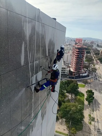 Fachada do Tribunal de Justiça do Rio Grande do Sul durante a lavagem técnica — foto 5 de 21