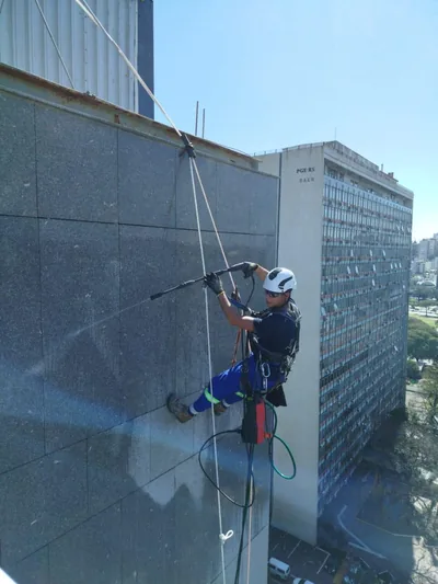 Fachada do Tribunal de Justiça do Rio Grande do Sul durante a lavagem técnica — foto 6 de 21