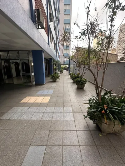 Calçada interna do Condomínio Edifício Palácio depois da obra — foto 3 de 35