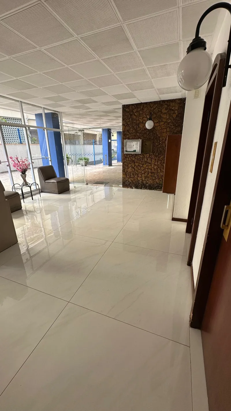O mesmo pilotis com o piso novo assentado entre os pilares azuis