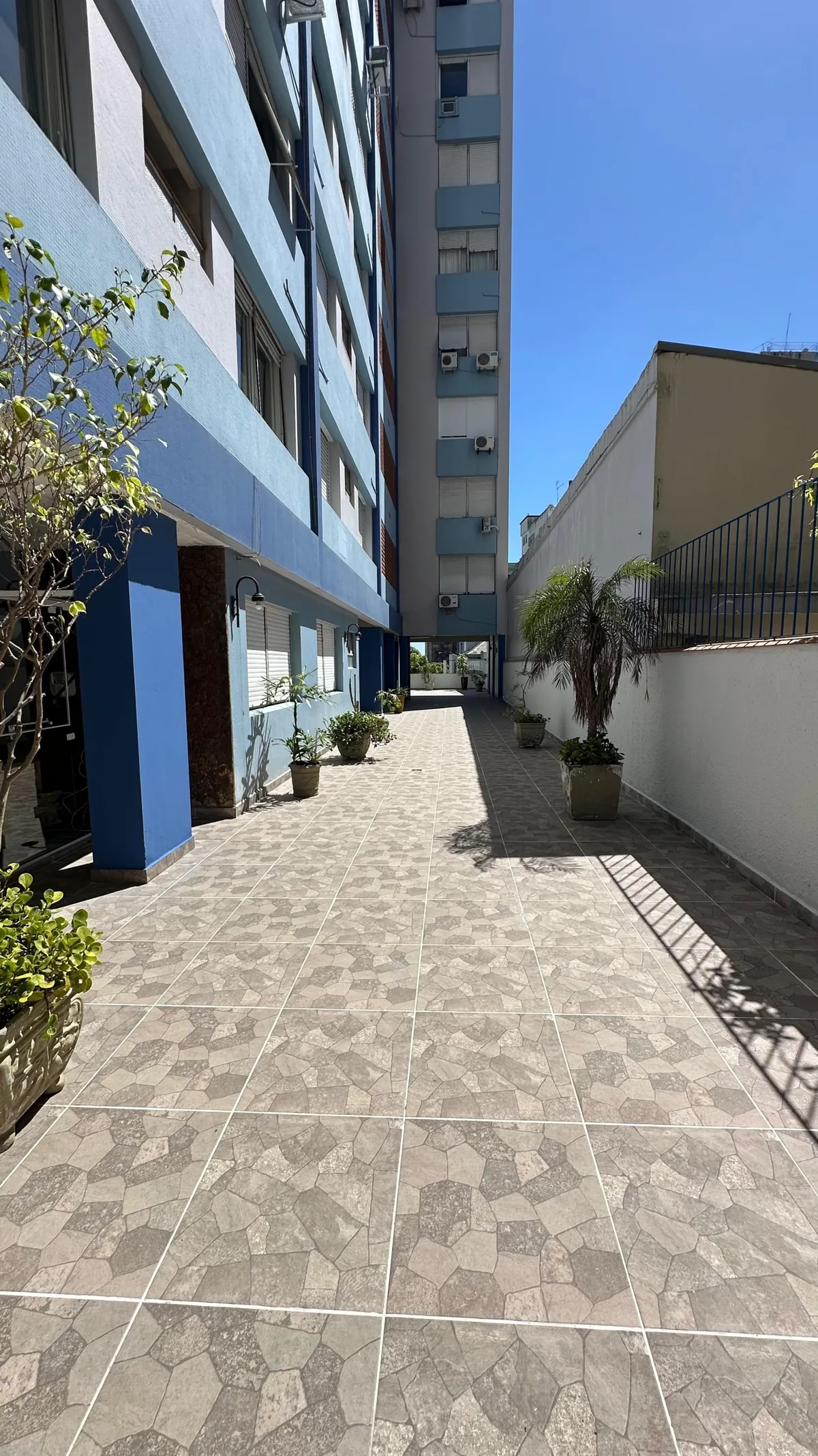 Calçada interna do Condomínio Edifício Palácio depois da obra